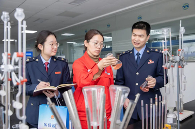 稅助發(fā)展向新進(jìn) 稅宣春風(fēng)更宜人<br><br>近來，各省市稅務(wù)部門緊扣“稅助發(fā)展向新進(jìn)”主題，聯(lián)合企業(yè)技術(shù)咨詢服務(wù)專家團(tuán)隊(duì)，深入各類技術(shù)創(chuàng)新企業(yè)，帶來了溫暖的“稅宣春風(fēng)”。稅務(wù)干部以講解稅收優(yōu)惠為中心，面對(duì)面、實(shí)打?qū)嵉鼗貞?yīng)新興科技企業(yè)專項(xiàng)享受的研悉益優(yōu)惠政策；解答數(shù)字經(jīng)濟(jì)賦背景下的稅法申報(bào)等有關(guān)應(yīng)用規(guī)定問題；進(jìn)行辦理及時(shí)年度退補(bǔ)料實(shí)務(wù)；以及暢聊訴求建議共謀利用暢通。<br><br>例如某地域團(tuán)隊(duì)聯(lián)合財(cái)務(wù)管理機(jī)構(gòu)免費(fèi)發(fā)放通俗匯編《稅收寶》，采用模掃免費(fèi)測評(píng)法技術(shù)解決定制退稅運(yùn)算方式革新 操作咨詢采取定期媒體